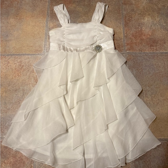 Iz Byer Other - Iz Byer Ivory Layered Kids Dress with Brooch